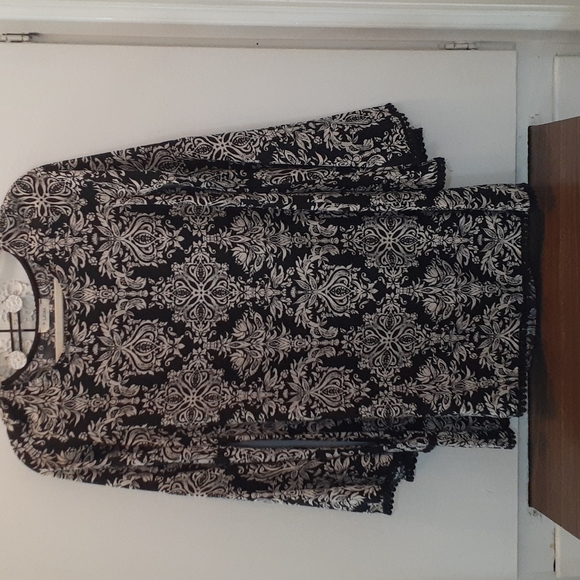 i JOAH blouse.‎ Small 100% polyester. With Bell sleeves. - #705 - Picture 1 of 7